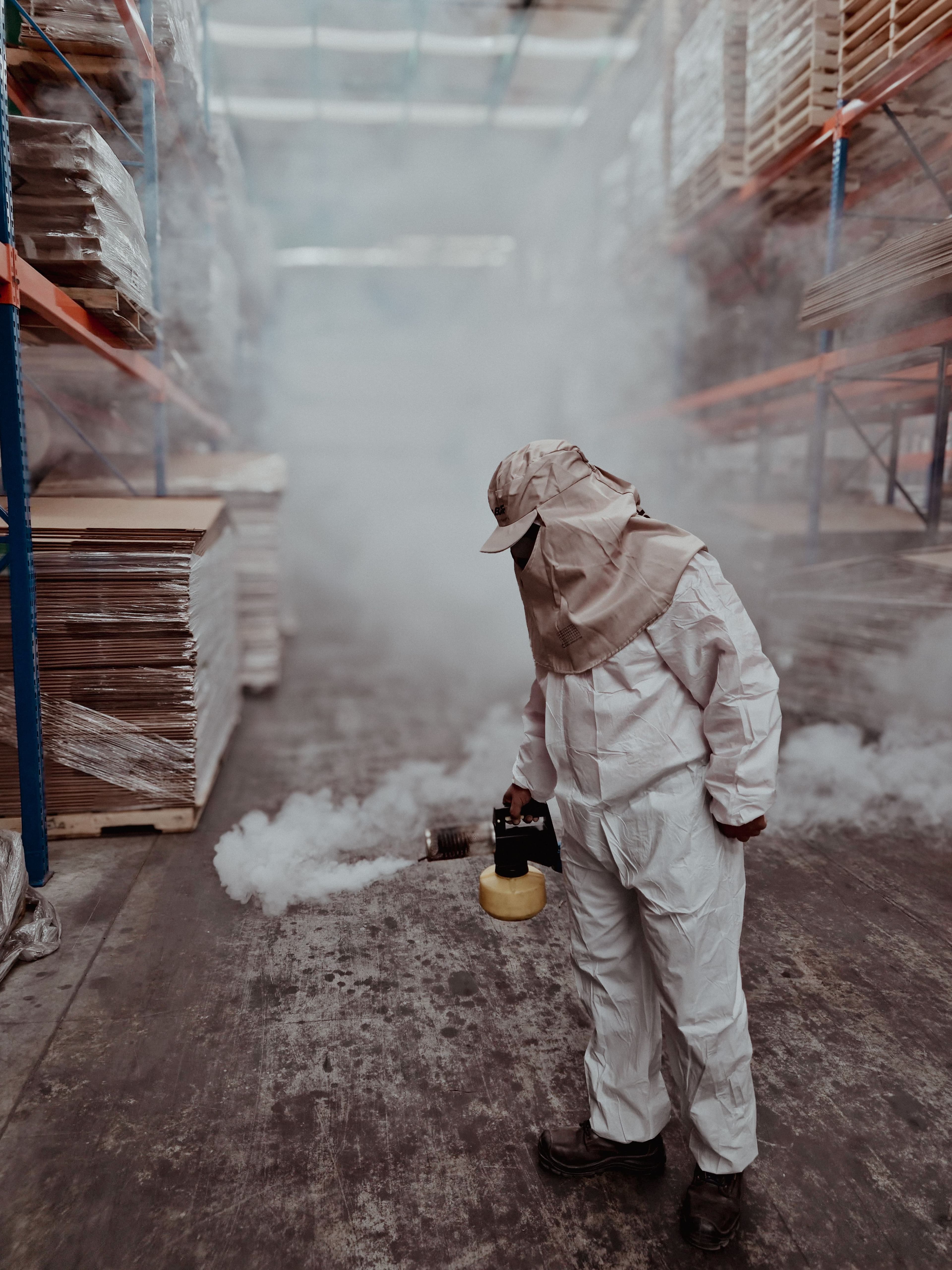 Técnico aplicando tratamento em ambiente industrial
